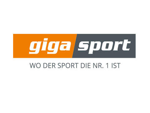 Logo mit dem Text „giga sport“ auf orangefarbenem und grauem Hintergrund. Darunter steht in kleinerer Schrift „WO DER SPORT DIE NR. 1 IST“.