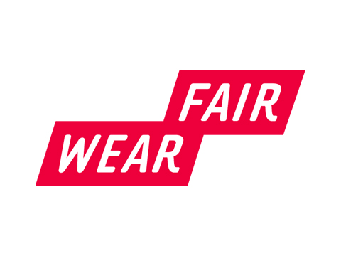 L'immagine mostra un logo con le parole "FAIR WEAR" in bianco, raffigurate su due rettangoli rossi leggermente sfalsati. Il testo è in grassetto e maiuscolo. Lo sfondo è bianco.