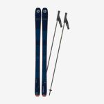 Ein Paar blaue Alpinskier und zwei schwarze Skistöcke sind auf einem schlichten weißen Hintergrund abgebildet.