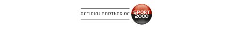 Logo con il testo "Partner ufficiale di Sport 2000". Consiste in due linee orizzontali e un cerchio diviso in una metà rossa e una nera, con la scritta "Sport" in bianco sulla metà rossa e "2000" in bianco sulla metà nera.