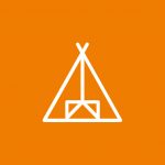 Eine einfache weiße Strichzeichnung eines Campingzelts ist auf einem orangefarbenen quadratischen Hintergrund zentriert. Das Zelt ist mit einer dreieckigen Form und sich kreuzenden Linien dargestellt, was an einen traditionellen Tipi-Stil erinnert.