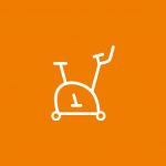 Symbol eines Heimtrainers in Weiß auf orangefarbenem Hintergrund. Das Fahrrad hat einen einfachen Umriss mit Pedalen und Lenker.