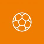 Weißes Fußballsymbol mit einem Sechseck- und Fünfeckmuster auf orangefarbenem Hintergrund.