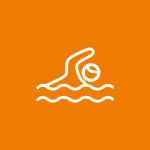 Symbol eines Schwimmers in Weiß auf orangefarbenem Hintergrund, das eine Person zeigt, die im Wasser schwimmt und einen Arm zum Schwimmzug ausstreckt.