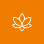Ein weißes Lotussymbol mit fünf Blütenblättern auf einem orangefarbenen Hintergrund.