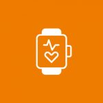Weißes Smartwatch-Symbol mit einem Herz und einer Pulslinie auf dem Display vor einem orangefarbenen Hintergrund.