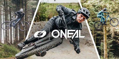 Tre ciclisti eseguono acrobazie su mountain bike in una foresta. Indossano protezioni e caschi. L'immagine centrale mostra un primo piano di un ciclista che si piega in una curva. Al centro, il logo bianco del marchio "ONEAL" è chiaramente visibile.