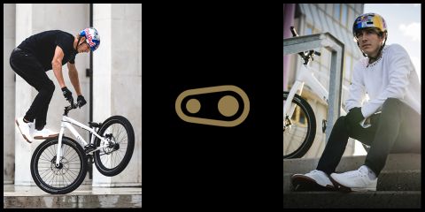 Immagine a sinistra: Una persona esegue un trick su una bicicletta bianca sospesa in aria vicino a un muro. Immagine a destra: Una persona con un casco di marca e un maglione bianco seduta su gradini di cemento accanto a una bicicletta. Entrambi sono vestiti in modo casual e indossano scarpe simili.