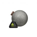 Ein grauer Gymnastikball mit einem braunen Etikett mit der Aufschrift „Styley“ liegt neben einem schwarzen dreieckigen Gewicht mit der Aufschrift „YBell“ und einem grünen Logo. Die Gegenstände sind vor einem schlichten weißen Hintergrund angeordnet.