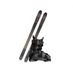 Ein Paar schwarz-graue Skier mit roten Akzenten und ein passender schwarzer Skischuh mit Schnallen, beide mit der Marke „Atomic“, werden aufrecht vor einem weißen Hintergrund präsentiert.