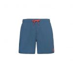 Blaue Badeshorts mit leuchtend rotem Kordelzug am Bund. Die Shorts haben ein kleines rotes Logo am unteren linken Bein. Sie sind auf einem schlichten weißen Hintergrund abgebildet.