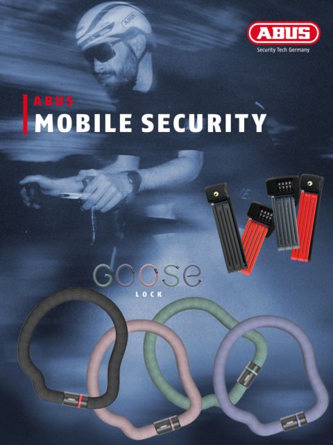 Pubblicità per ABUS Mobile Security con un ciclista con occhiali da sole e casco. Sotto ci sono immagini di prodotti di lucchetti per biciclette in vari colori. Il logo ABUS si trova in alto a destra.
