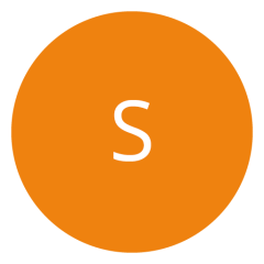 Al centro c'è un cerchio arancione con la lettera "S" bianca. Lo sfondo è semplicemente bianco.