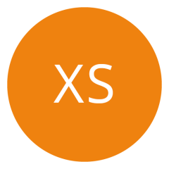 Cerchio arancione con le lettere bianche "XS" al centro.