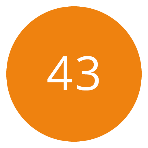 Un cerchio arancione con il numero 43 bianco al centro.