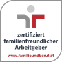Logo con figure astratte rosse e grigie accanto al testo "datore di lavoro certificato a misura di famiglia" e sito web "www.familieundberuf.at" sotto.