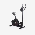 Schwarzer stationärer Heimtrainer mit Lenker, verstellbarem Sitz und Digitalanzeige vor einem schlichten weißen Hintergrund.