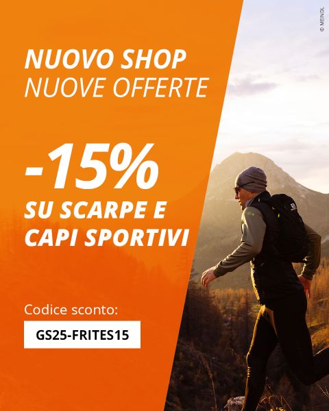 Immagine pubblicitaria con una persona che fa trail running in montagna al tramonto. Testo sovrapposto arancione offre "-15% su scarpe e abbigliamento sportivo" e fornisce il codice sconto "GS25-FRITES15" per un nuovo negozio.