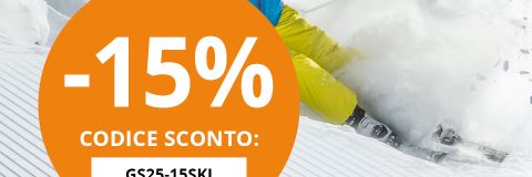 Uno sciatore in giacca blu e pantaloni gialli scia nella neve fresca. Un grande cerchio arancione pubblicizza "-15% CODICE SCONTO: GS25-15SKI" per lo sci alpino, con il testo "BONUS SCI ALPINI" in alto.