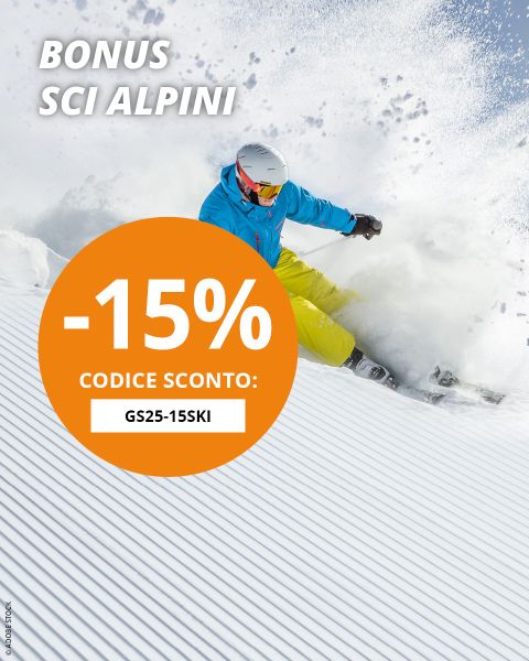 Uno sciatore in giacca blu e pantaloni gialli scia nella neve fresca. Un grande cerchio arancione pubblicizza "-15% CODICE SCONTO: GS25-15SKI" per lo sci alpino, con il testo "BONUS SCI ALPINI" in alto.