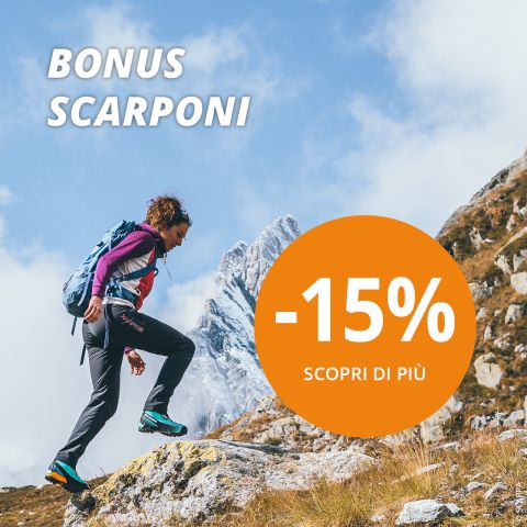 Una persona che fa trekking su un sentiero di montagna roccioso con uno zaino e degli scarponi. Il testo recita "BONUS SCARPONI" e in primo piano c'è un cerchio arancione con "-15% SCOPRI DI PIÙ". Sullo sfondo si vedono cime di montagne innevate.