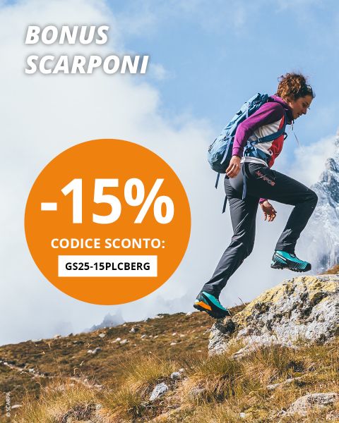 Una donna con uno zaino sta salendo un pendio montuoso roccioso. Il testo sull'immagine offre uno sconto del 15% sugli stivali con il codice GS25-15PLCBERG. Lo sfondo mostra cielo azzurro e nuvole.