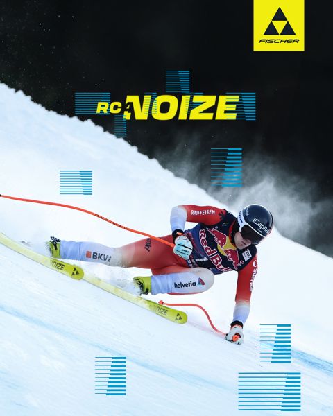 Un gruppo di quattro sciatori con caschi e occhiali protettivi si trova di fronte a montagne innevate e un'auto che sbanda. Le parole "Obsessed: The Search for the Ultimate Curve" sono sovrimpresse, insieme a primi piani dei singoli atleti. Sci e loghi sono visibili sotto.