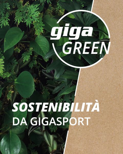 Uno sfondo di foglie verdi e carta beige è diviso diagonalmente. Il testo recita "giga GREEN" in un cerchio bianco sopra e "SOSTENIBILITÀ DA GIGASPORT" sotto, promuovendo l'iniziativa di sostenibilità di Gigasport.