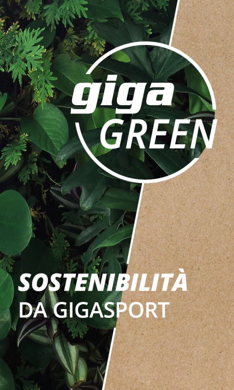Immagine divisa diagonalmente: il lato sinistro mostra piante verdeggianti e rigogliose, il lato destro mostra una texture di cartone marrone. Il testo sovrapposto recita "giga GREEN" in un cerchio e "SOSTENIBILITÀ DA GIGASPORT" in maiuscolo bianco.