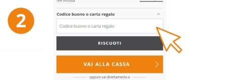 Una pagina di pagamento del sito web con un numero 2 arancione, un campo con la scritta "Codice buono o carta regalo", un grande cursore a freccia che punta al campo di input e pulsanti con la scritta "RISCUOTI" e "VAI ALLA CASSA".