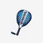 Ein blau-schwarzer Padelschläger mit perforierter Schlagfläche und dem Schriftzug "Tspadel" auf einem weißen Streifen, fotografiert auf weißem Hintergrund.