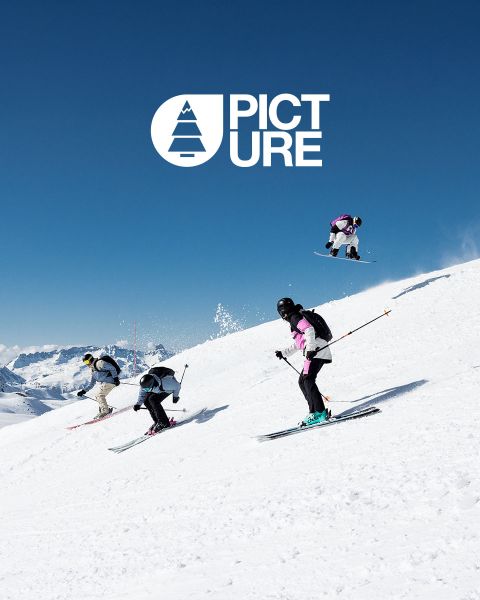 Persona sdraiata sull'erba che indossa una giacca rosa strutturata e un cappello bianco. La mano è vicina al viso e lo copre parzialmente. Nell'angolo in alto a sinistra si vede il marchio "Picture".