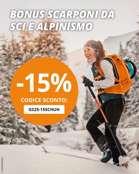 Una donna sorridente con uno zaino sta sciando in salita in un bosco innevato. Un cerchio arancione indica "-15% CODICE SCONTO: GS25-15SCHUH" per scarponi da sci e da montagna. Il testo in alto recita "BONUS SCARPONI DA SCI E ALPINISMO".