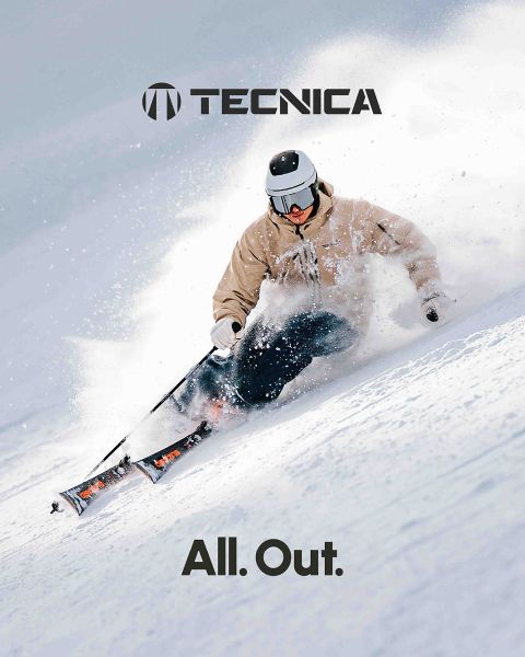 Uno sciatore con un completo rosa acceso e nero e un casco bianco scende lungo un pendio innevato, facendosi strada nella neve. Sullo sfondo, si ergono maestose cime innevate sotto un cielo leggermente nuvoloso. Nell'angolo in alto a sinistra si legge la parola "Tecnica".