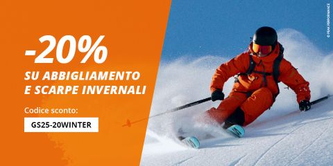 Uno sciatore con un'attrezzatura arancione brillante sta sciando lungo una pista innevata. Sul lato sinistro, uno sconto del 20% su abbigliamento e scarpe invernali è offerto in italiano, con un codice sconto: GS25-20WINTER.
