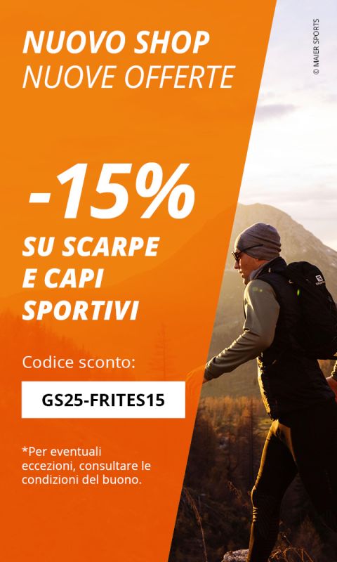 Annuncio italiano con sfondo arancione che mostra un uomo che fa escursioni in montagna. Il testo annuncia un nuovo negozio, offre uno sconto del 15% su scarpe e abbigliamento sportivo e mostra il codice sconto "GS25-FRITES15".