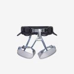 Ein blauer und grauer Klettergurt mit verstellbaren Taillen- und Beinschlaufen, entworfen zum Klettern und für Outdoor-Aktivitäten, isoliert auf einem weißen Hintergrund.