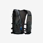 Schwarz-graue Trinksportweste mit Netzrücken, Reißverschlusstaschen, Frontgurten und einem blauen Trinkschlauch auf der linken Schulter.