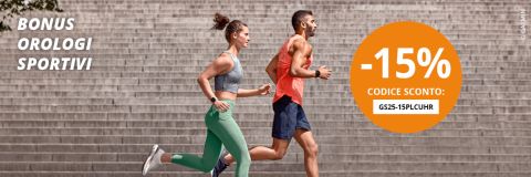 Una donna e un uomo in abbigliamento sportivo corrono all'aperto su gradini di pietra. Un testo in italiano pubblicizza un codice promozionale all'interno di un cerchio arancione per il 15% di sconto sugli orologi sportivi.