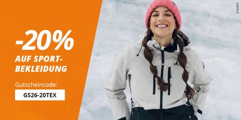 Una donna sorridente in giacca invernale e berretto rosa è in piedi davanti alla porta; il testo offre uno sconto del 20% sull'abbigliamento sportivo con il codice GS26-20TEX.