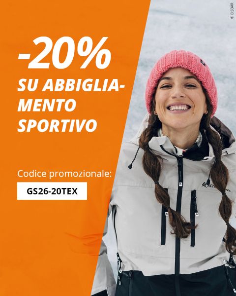 Donna sorridente con giacca invernale e cappello rosa in piedi nella neve. Il testo offre uno sconto del 20% sull'abbigliamento sportivo con il codice promozionale GS26-20TEX.