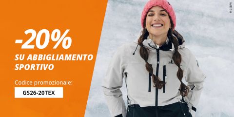 Donna sorridente in abbigliamento sportivo invernale e berretto rosa in piedi nella neve; il testo offre uno sconto del 20% sull'abbigliamento sportivo con il codice promozionale GS26-20TEX.