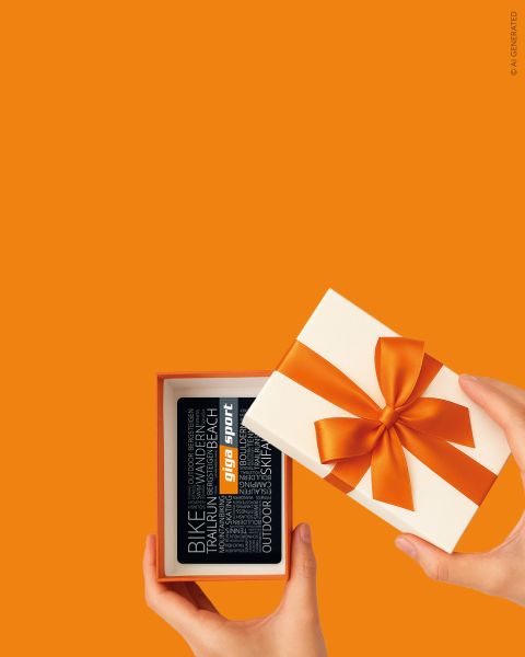 Le mani aprono una confezione regalo con nastro arancione, rivelando una mappa sportiva a 360° su uno sfondo arancione brillante.