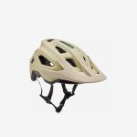 Beigefarbener Mountainbike-Helm mit Lüftungsschlitzen und verstellbaren schwarzen Kinnriemen, abgebildet auf weißem Hintergrund.