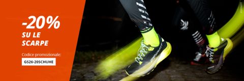 Corridore con scarpe giallo neon su un sentiero acciottolato, con un testo che offre il 20% di sconto sulle scarpe e un codice promozionale su sfondo arancione.