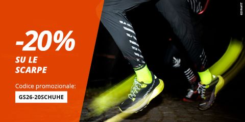 Gambe di un corridore in movimento di notte con scarpe giallo brillante; testo pubblicitario in italiano offre uno sconto del 20% sulle scarpe con un codice sconto su uno sfondo arancione.