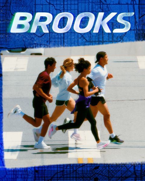 Un gruppo di cinque persone corre energicamente su una striscia pedonale. Indossano abbigliamento sportivo colorato, tra cui pantaloncini e canottiere. La scena è vivace, sopra di loro campeggia chiaramente la parola "BROOKS".