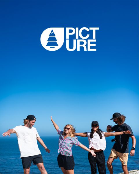 Persona sdraiata sull'erba che indossa una giacca rosa strutturata e un cappello bianco. La mano è vicina al viso e lo copre parzialmente. Nell'angolo in alto a sinistra si vede il marchio "Picture".