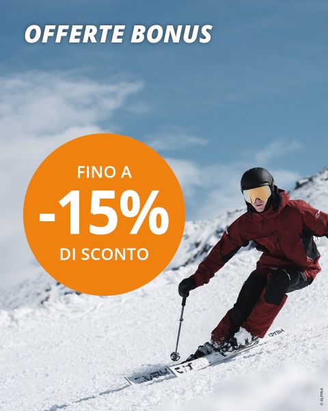Uno sciatore in abbigliamento rosso scende una pista innevata sotto un cielo blu, sopra c'è un grande cerchio arancione con scritto "Fino a -15% di sconto" e "Offerte Bonus".