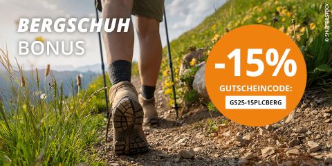 Una persona fa escursionismo su un sentiero di montagna roccioso con attrezzatura da trekking e zaino. Il testo sull'immagine menziona "BONUS SCARPE DA MONTAGNA", "-15% CODICE SCONTO: GS25-15PLCBERG". Sullo sfondo si vedono un cielo nuvoloso e cime rocciose.